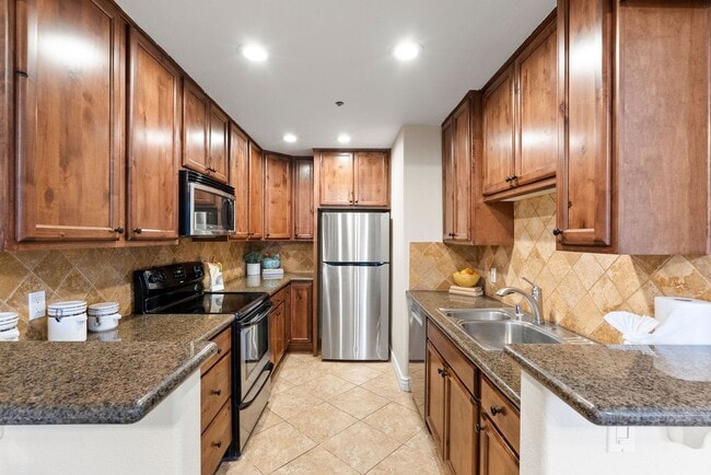 Bright and Spacious 2-Bedroom Condo with W... - Bright and Spacious 2-Bedroom Condo with W...