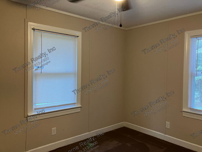Photo - 1024 Burt St