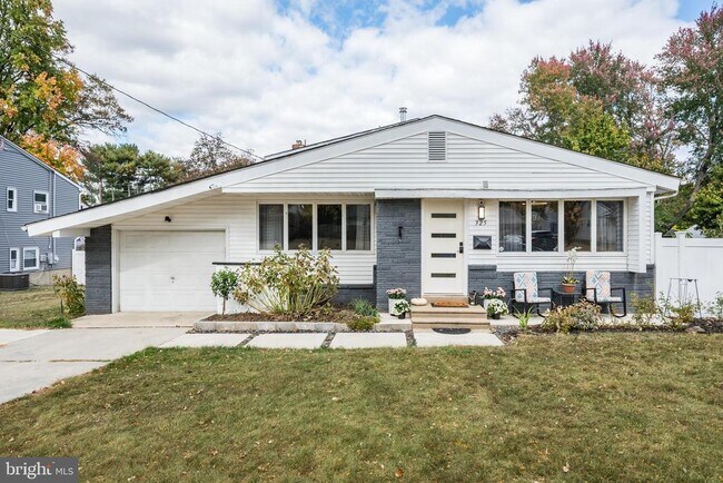 Photo - 325 Juniper Dr