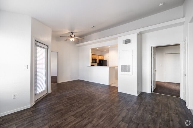 2BR, 2BA - 928SF - Living Room