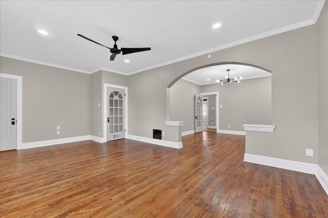 Bright and spacious living room with abundant natural light—welcoming main living area - 5185 Goethe Ave