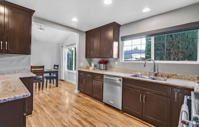 Photo - 687 Geraldine St