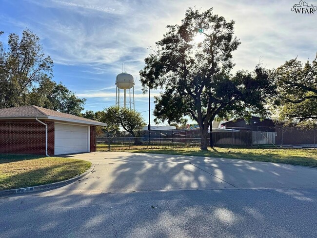 Photo - 703 Pecan St