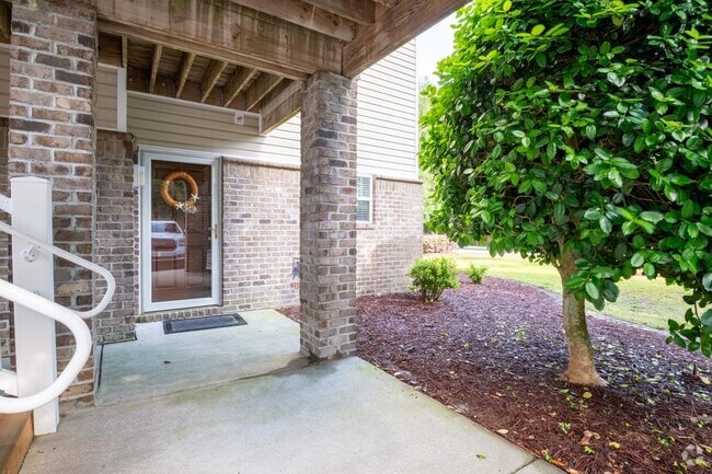 Building Photo - OFF-SEASON FURNISHED MONTHLY RENTAL STARTI... Unit 5