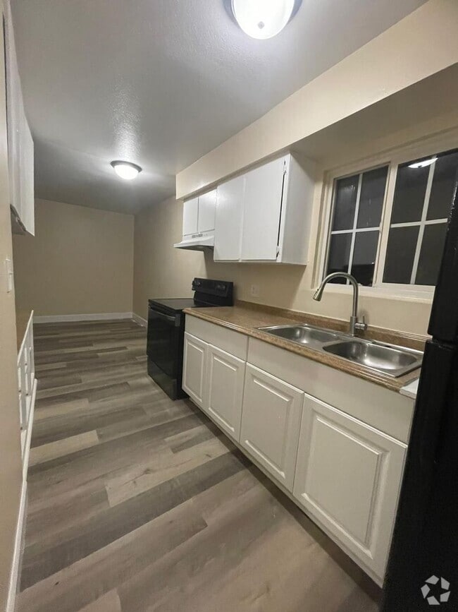 Building Photo - One bedroom, One bath. Downstairs Unit 861 N Bruce St #2 Rental