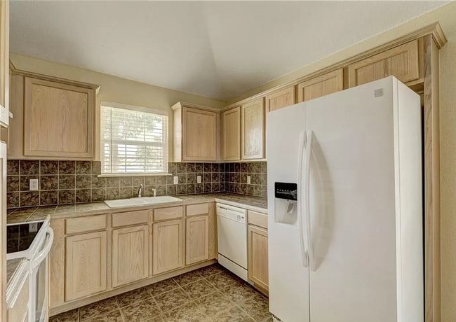 Photo - Gorgeous 3 bedroom 2 Bath and 2 Car Home in the Heart of Yukon