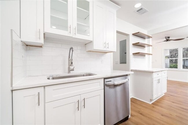 Photo - 2215 Gordon Cir