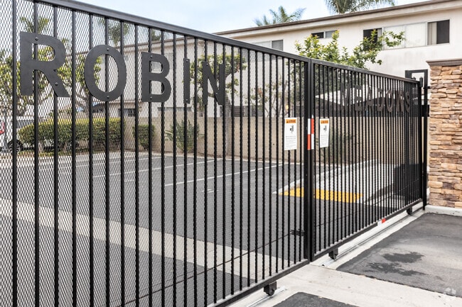 Entrada - Robin Meadows of Garden Grove