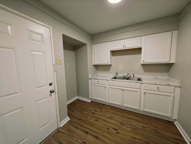 Photo - Beautifully updated home in U of M!