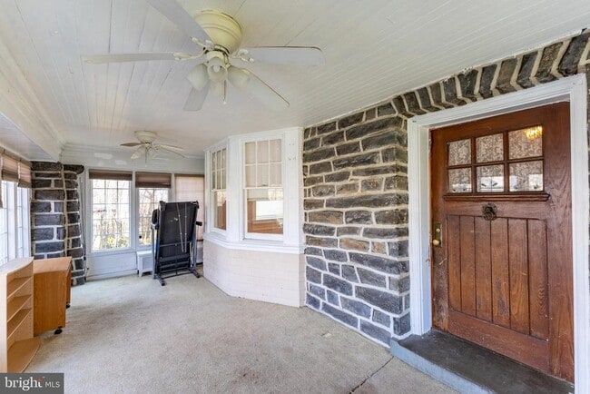 Photo - 2216 Georges Ln