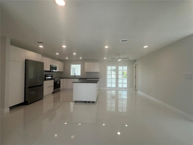 Photo - 230 Annapolis Ln