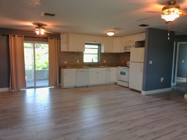 893 Iris Dr