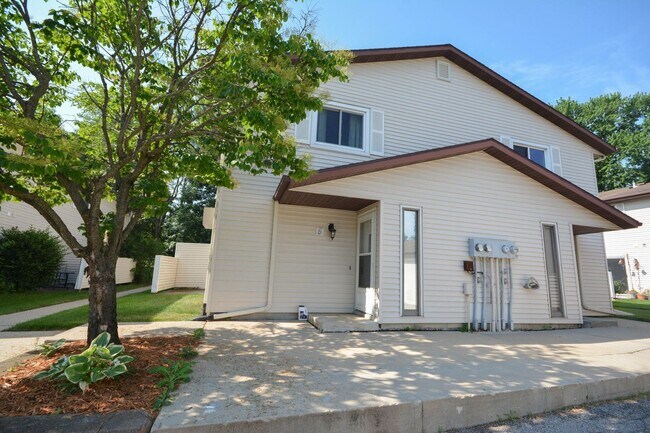 Great pet friendly townhome with private p... - Great pet friendly townhome with private p...