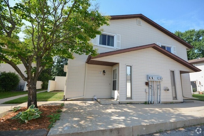 Building Photo - Great pet friendly townhome with private p...