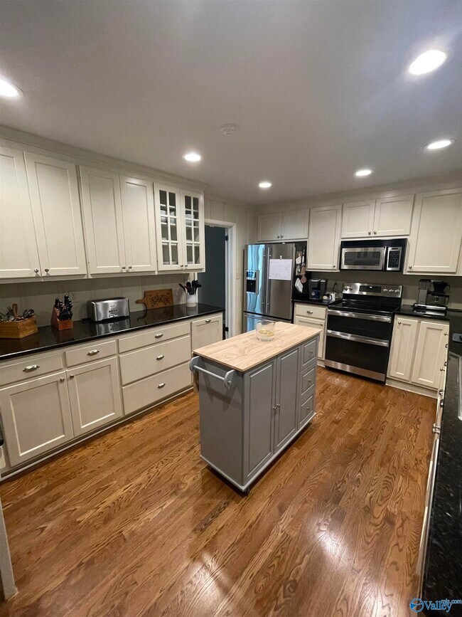 Photo - 1302 Cleermont Dr SE