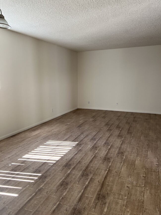 Photo - 14646 Dickens St