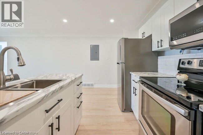 Photo - 738 Mohawk Rd E