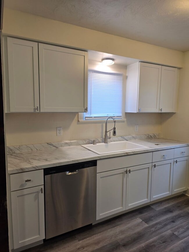 Photo - 806 Waverly Pl