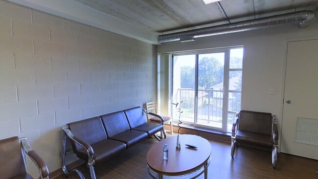 Photo - 321 Lester St
