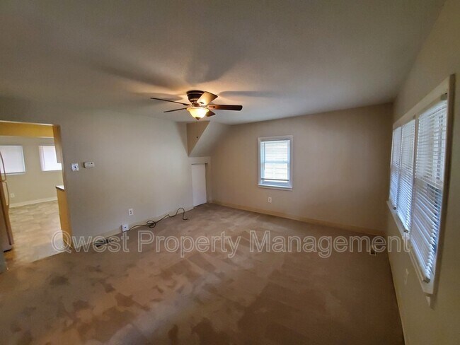 Photo - 784 Eleanor St NE