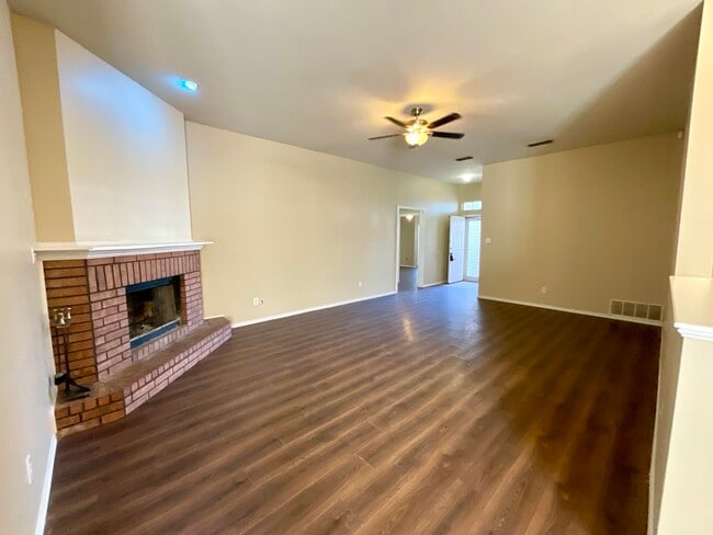 Photo - 6717 89th St