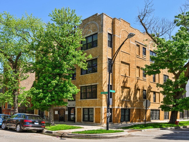 Building Photo - 833 N Hoyne Ave Unit 2S
