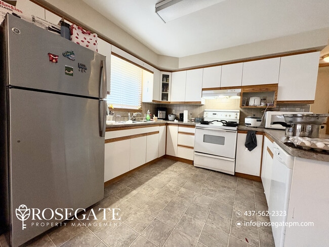 Building Photo - Spacious 2-Bedroom Main Level Apartment with Garage & Backyard – Welland Unit 1