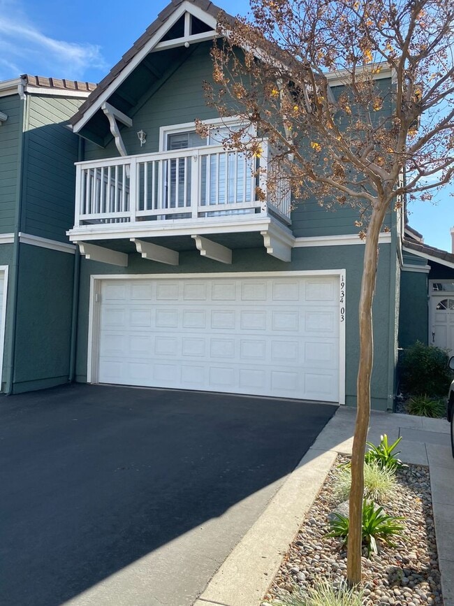 Building Photo - 3 bed, 2 1/2 bath fully remodeled unit in East Simi Valley