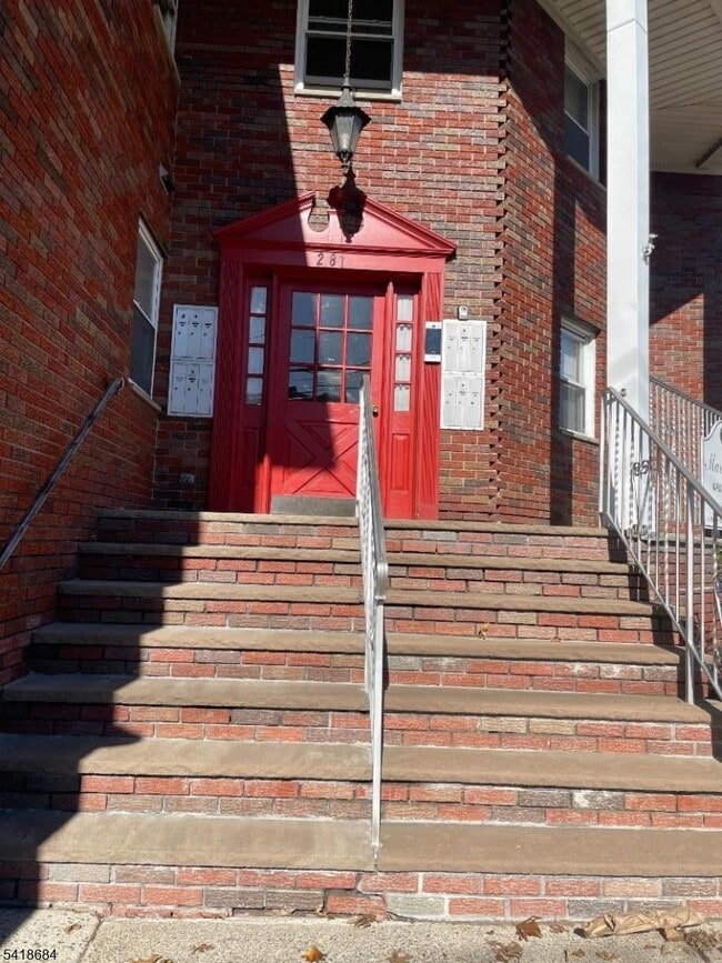 Building Photo - 281 Bloomfield Ave Unit 9