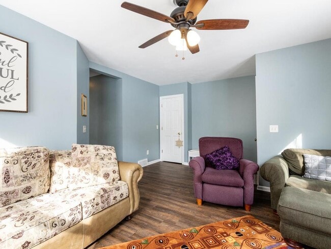 Photo - 726 Quincy St NE