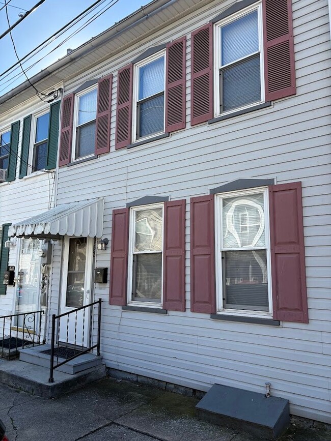Building Photo - Newly Renovated 3 Bed/ 3 Bath in Charming ...