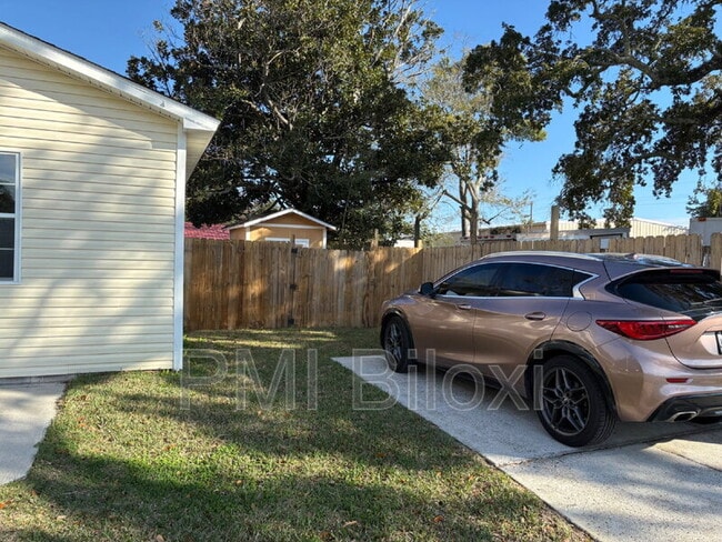 Photo - 1916 Hudson St