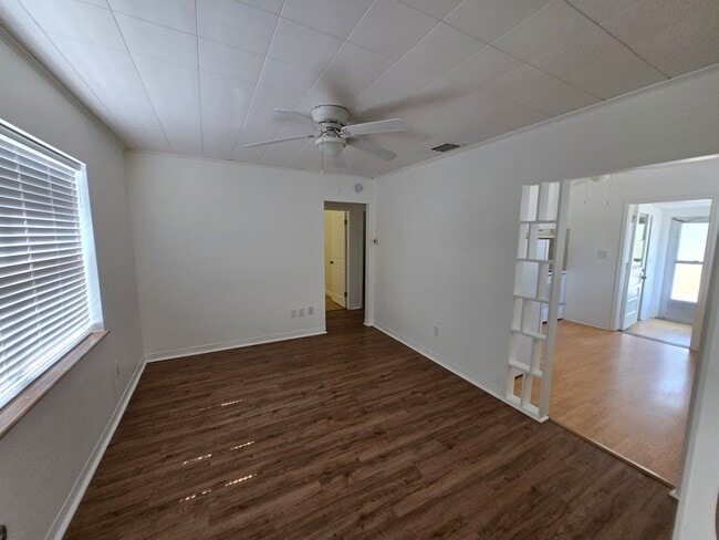 Photo - 1611 Canterbury Rd N