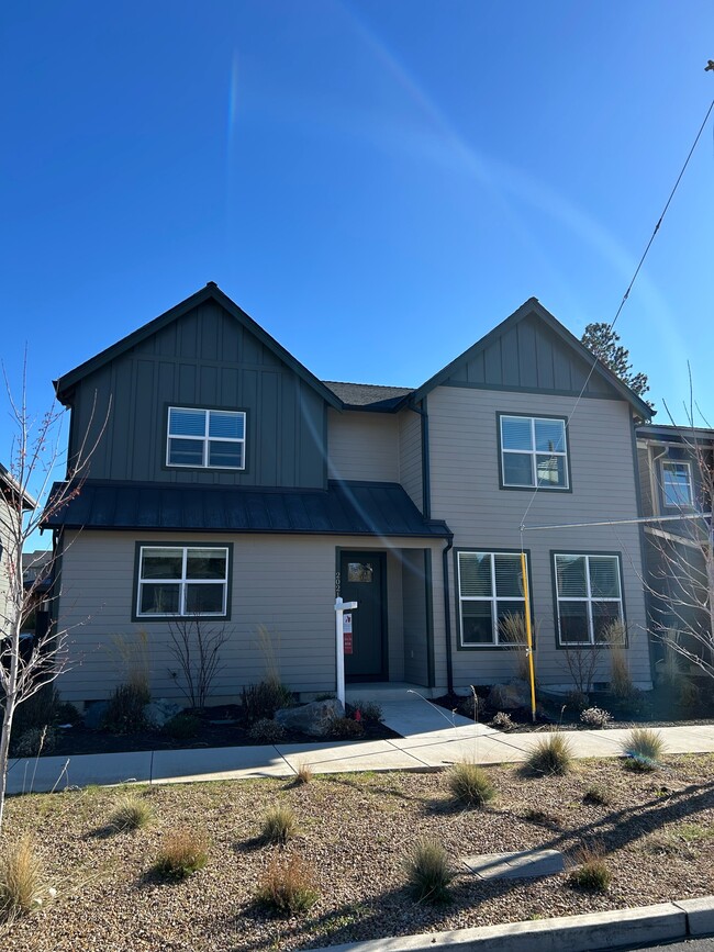 Building Photo - 20211 Glen Vista Rd