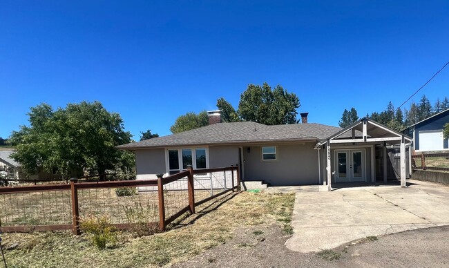 Building Photo - 6620 NE Pettibone Dr