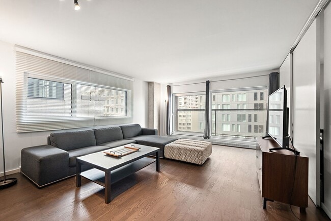 Building Photo - 350 Blvd. De Maisonneuve Ouest Unit 1104