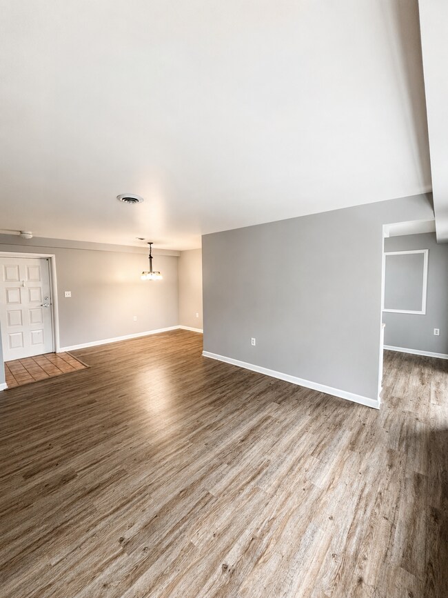 Photo - 100 Chapel Ct