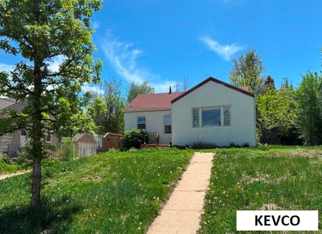 Building Photo - Cute Cottage with Private Courtyard + Walk... Rental