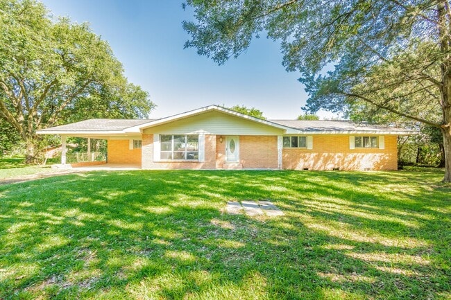 Building Photo - Large 4Bed/2Bath House on Beautiful Lot