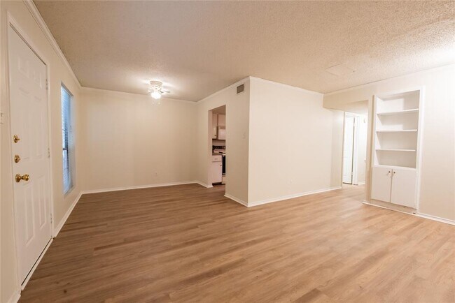 Photo - 2401 Leon St Unit 105