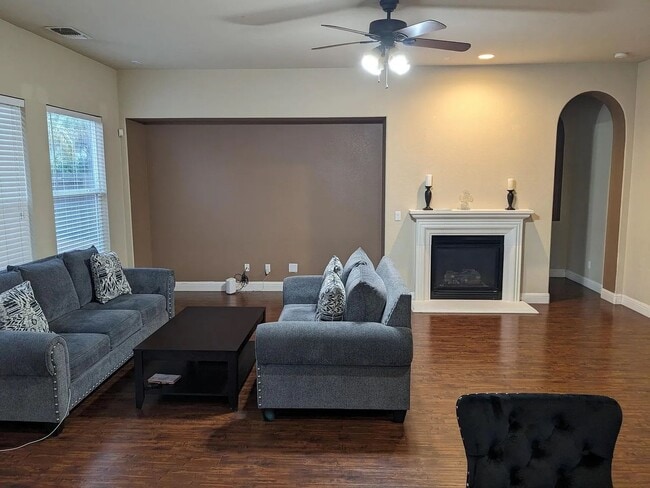 Photo - Clean 2000 sqft. 3 Bedroom 2 Bathroom Anatolia Home for Lease.