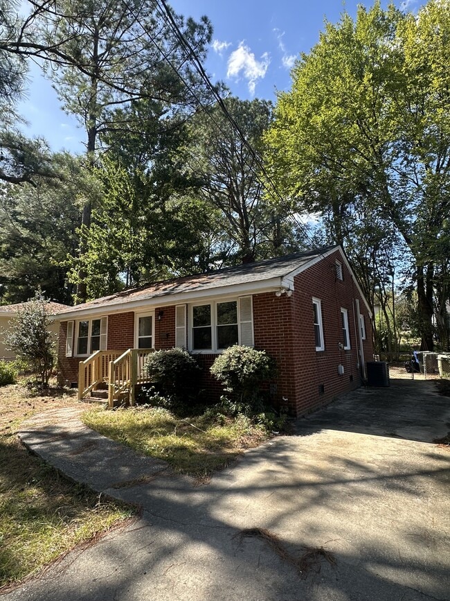 Photo - 902 Meadow St S