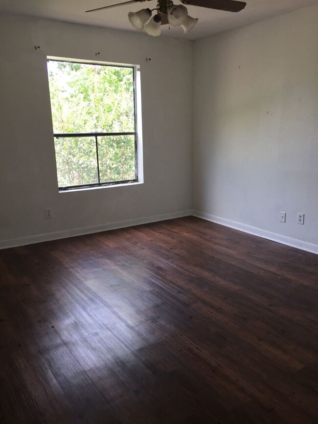 2/2 with Amenities and on Shuttle - 2/2 with Amenities and on Shuttle House