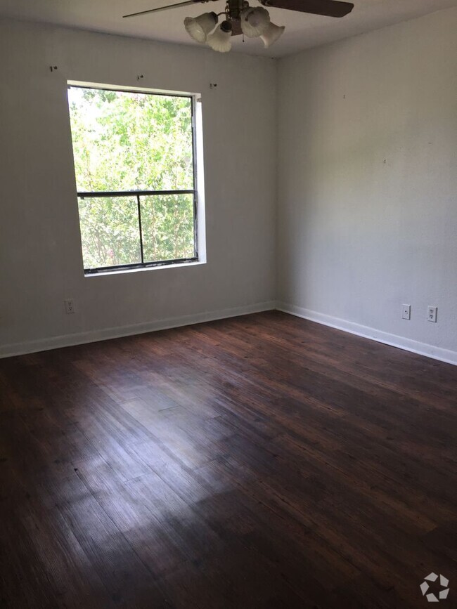 Building Photo - 2/2 with Amenities and on Shuttle Rental