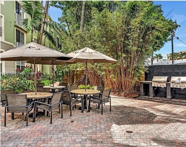 Building Photo - 1919 Van Buren St Unit 111A