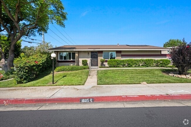 Building Photo - 1605 Carmel Cir E Rental