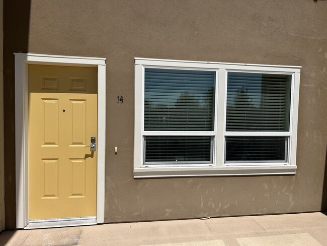Building Photo - Spacious 2 Bed, 1.5 Bath, 900 Square Foot Apartment with Air Conditioning. Unit 14