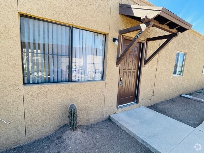 Building Photo - Two Bedroom With A/C, Fenced Yard and Wash... Rental