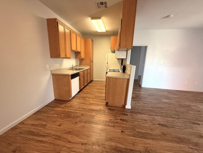 Building Photo - SPACIOUS 2BED/2BATH CONDO * FIRST FLOOR UNIT*