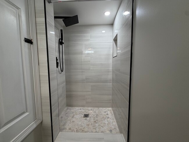 320-322-322 Wood St Unit Room A